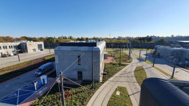 Widok na budynek administracyjny